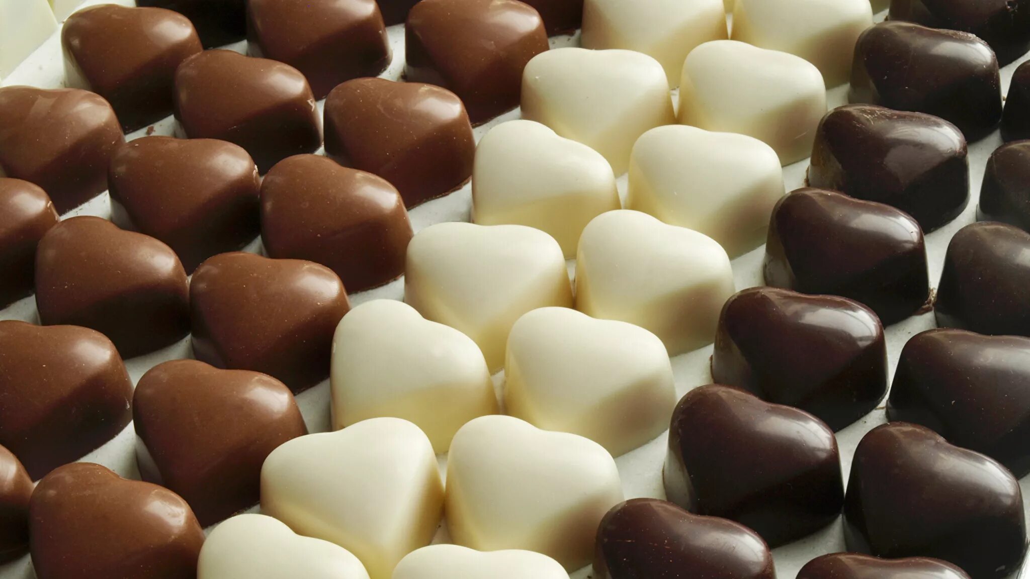 Конфеты в белом шоколаде. Белые конфеты. Cherrissimo white wine конфеты. Грецкий орех в белом шоколаде конфеты жако. Шоколад с цельным орехом.