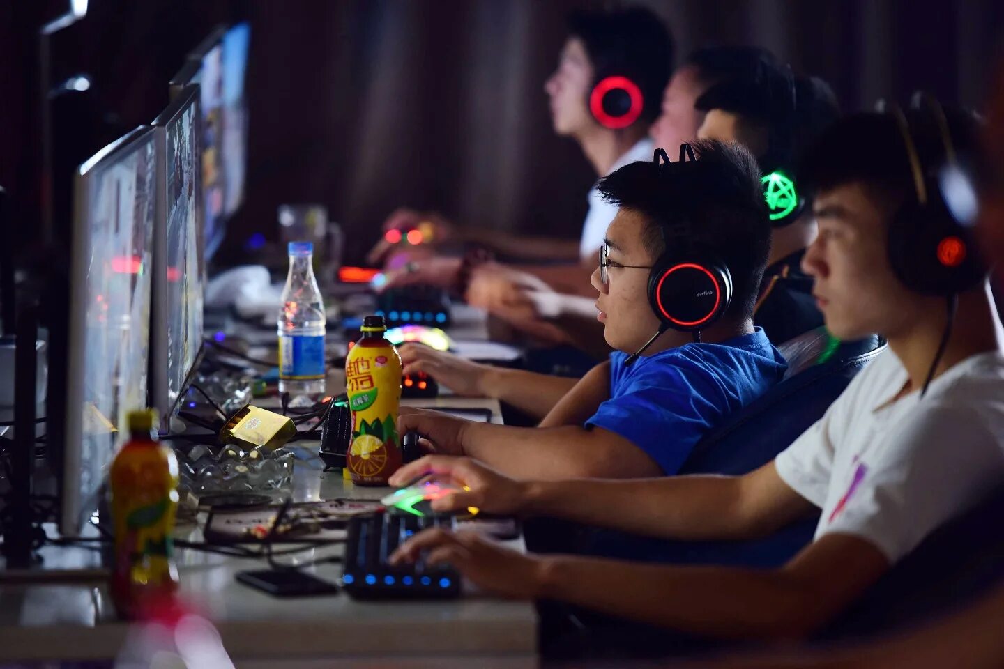 Компьютерные игры. Китаец геймер. Геймеры Китай. Подросток играет в компьютерные игры.