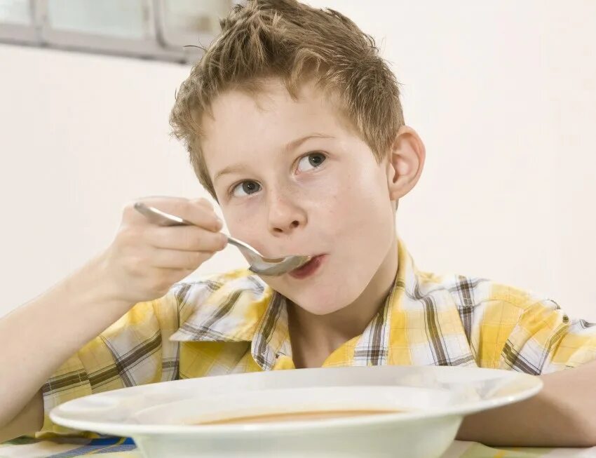 Мальчик кушает. Включи мальчик ест. Кушать. Мальчик кушает. Завтрак школьника.