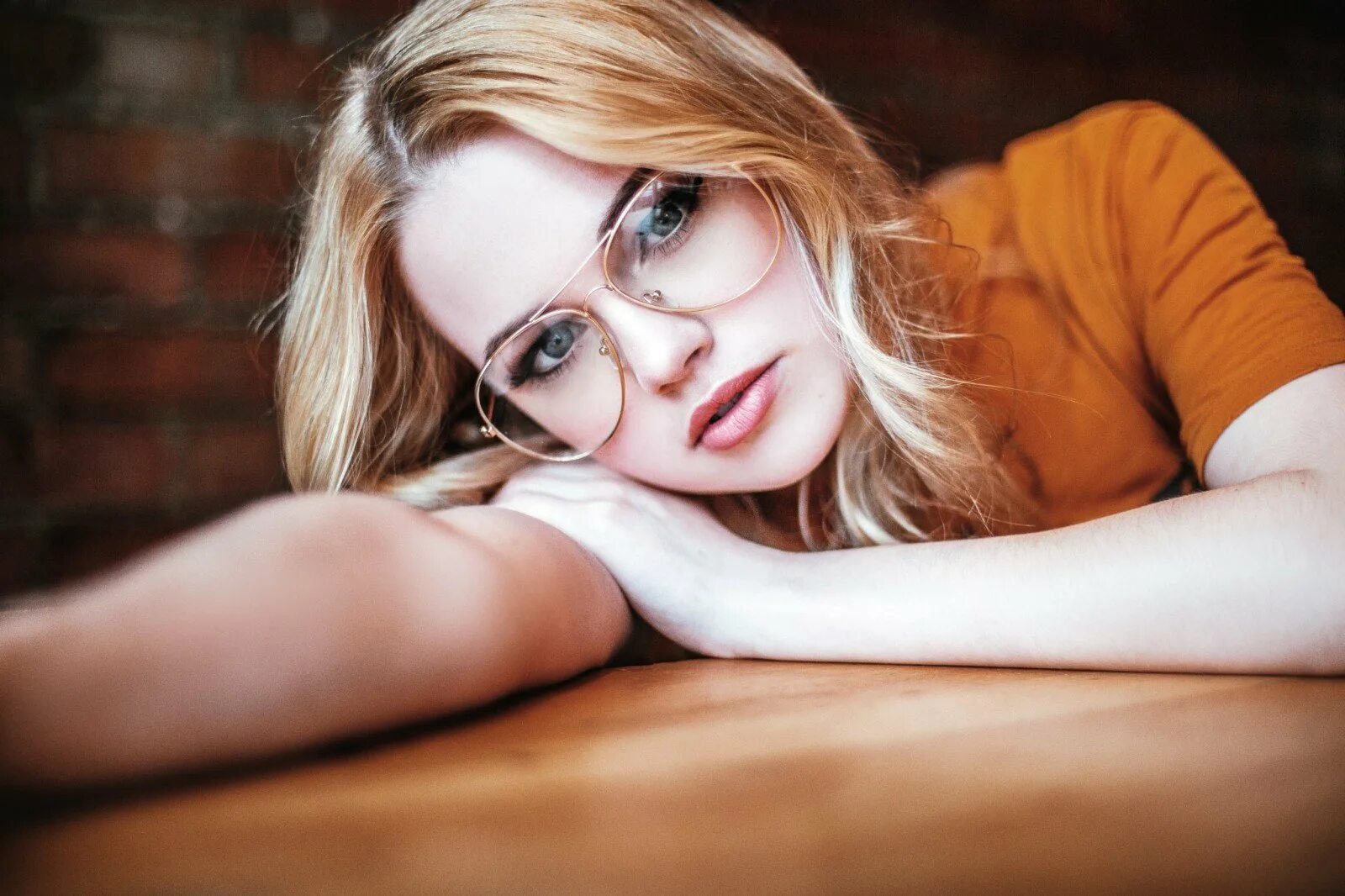 Красивые женщины в очках. Девушки в очках дают. Брюнетки в очках для зрения. Красивые девушки в очках. Anna von klinski glasses.