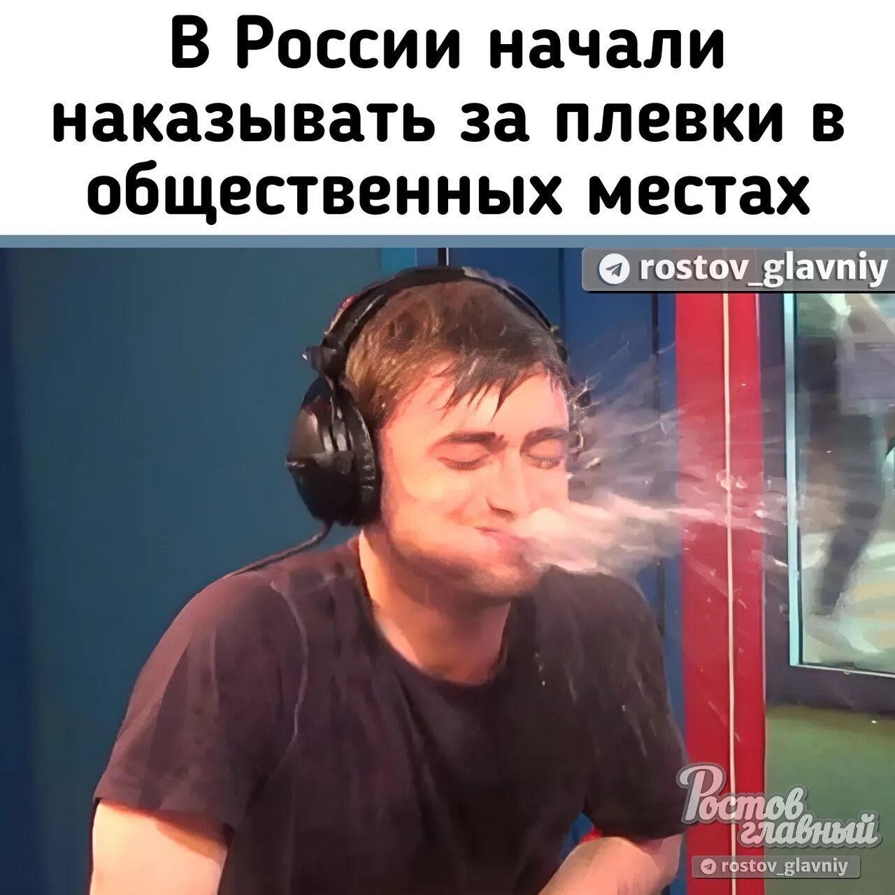 Почему плюется вода. Дэниел Рэдклифф плюет. Рэдклифф плюется водой. Дэниел Рэдклифф выплевывает воду Мем. Дэниел Рэдклифф вода изо рта.