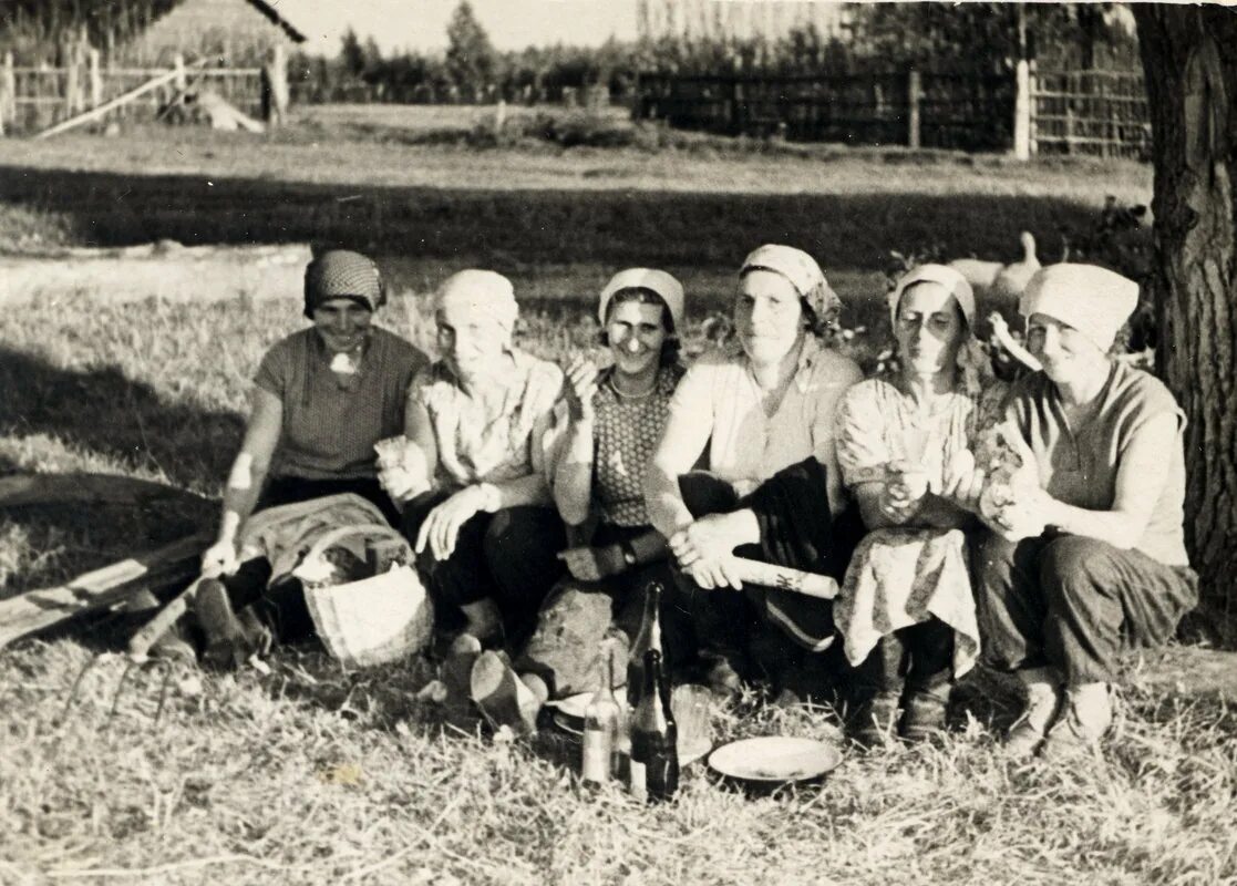 Обед в колхозе. Колхоз отдать. Колхоз 1985. Обед тракториста в поле. Уборка сахарной свеклы в ссср.