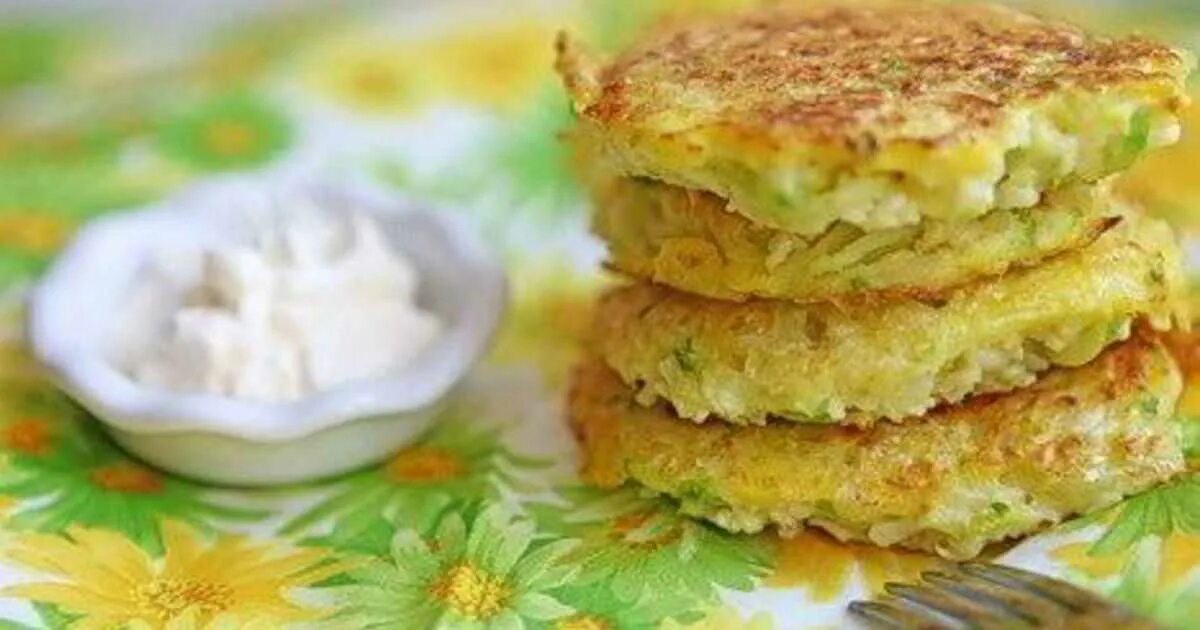 Блюда из капусты белокочанной на сковороде рецепты. Капустные оладушки на кефире. оладьи из капусты белокочанной. блинчики из капусты белокочанной. капустные драники.