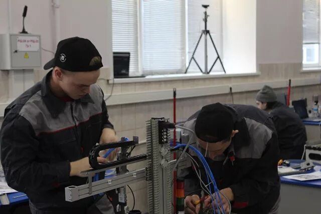 Мехатроника worldskills. Мехатроника светлый. 03. Инженер мехатроник. Специалист по мехатронике.