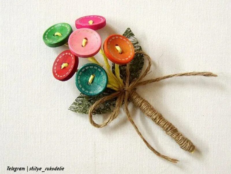 брошки из фетра и пуговиц. броши из пуговиц. брошь из пуговиц своими руками. декор бусины пуговицы. броши из пуговиц.