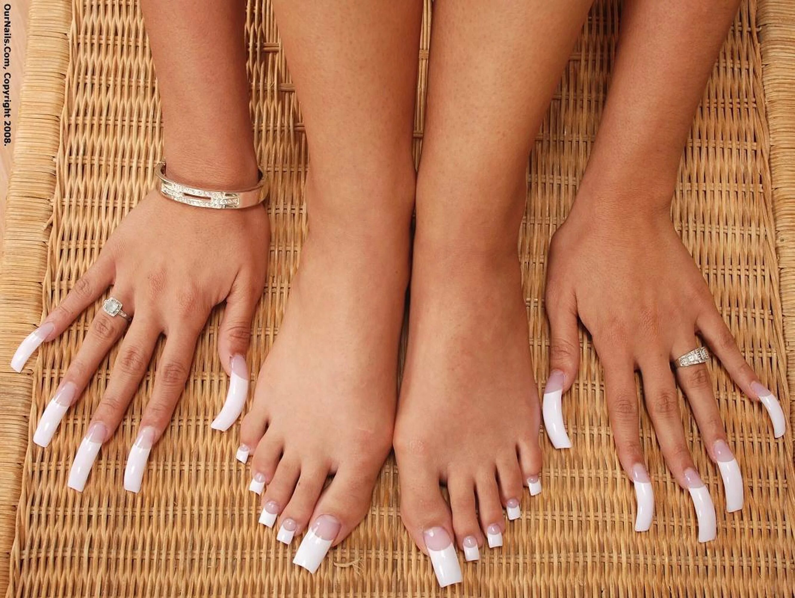 Long toenails. Лонг Найлз модельз. Педикюр длинные ногти. Френч на ногах. Красивые длинные ногти на ногах.