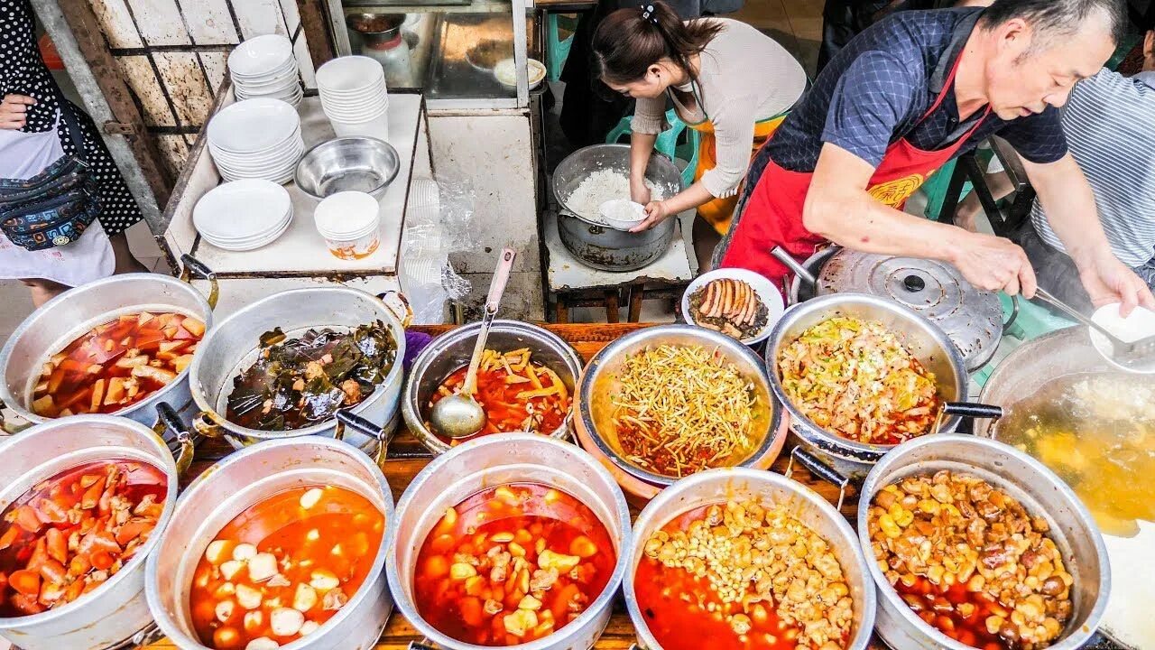 Уличная еда в Китае. Street food Китай. Еда Китая стритфуд. Китайская уличная еда завтрак.