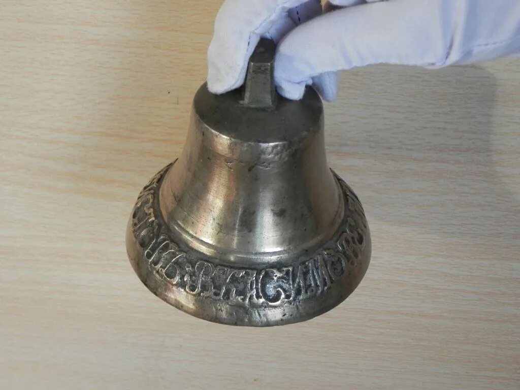 Колокола победы. Скульптор молдовы с иркутской. Литье колоколов в россии. Колокол каменск-уральский. Слободской музей колокололитейный завод.