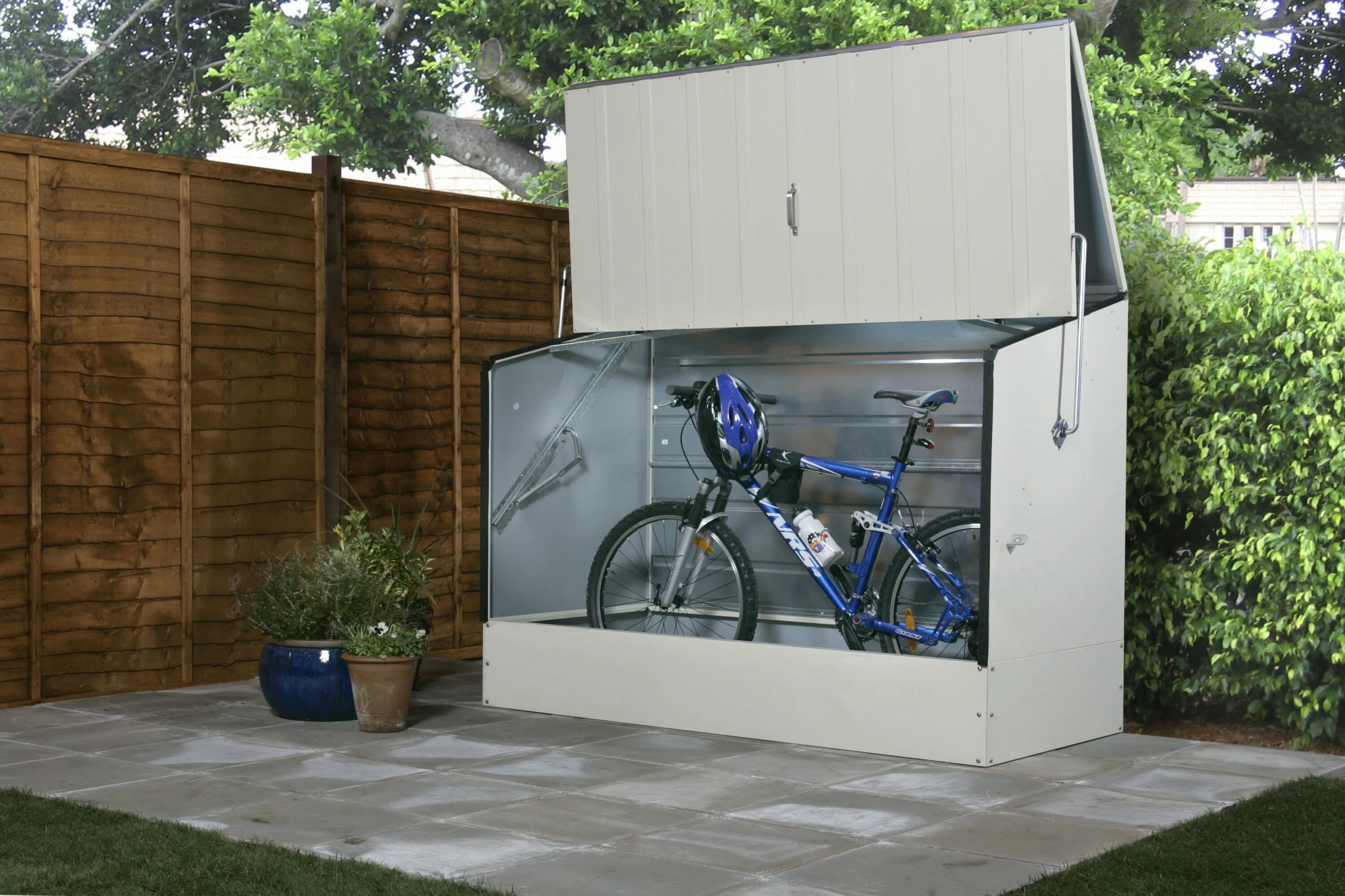 Хранилище для велосипедов на даче. Гараж для велосипеда. Гараж из старого сруба. Хранение велосипедов в сарае на даче. Гараж старый.
