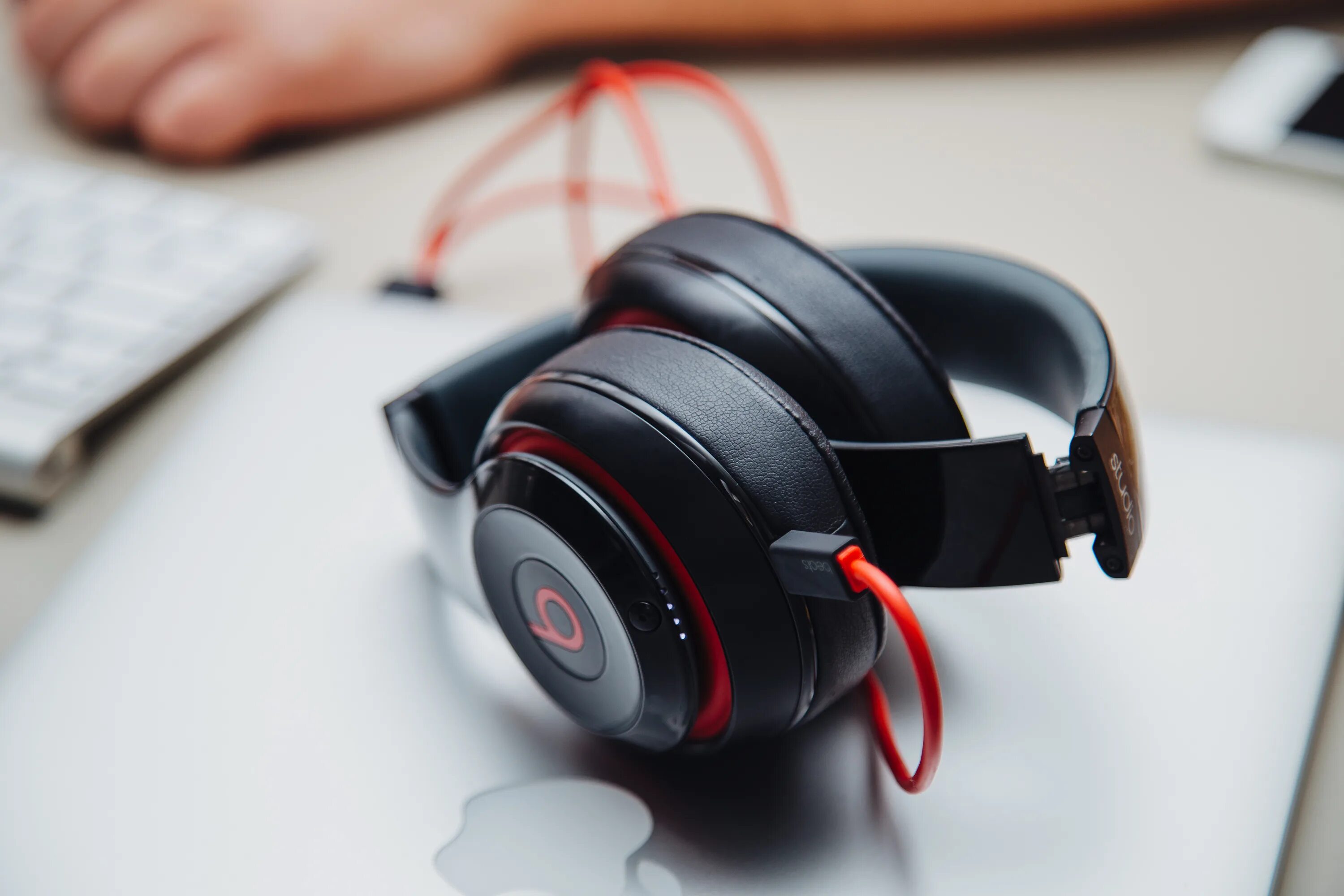 Линукс наушники. Beats studio 2. наушники beats studio wireless. наушники на столе. наушники фотосток.