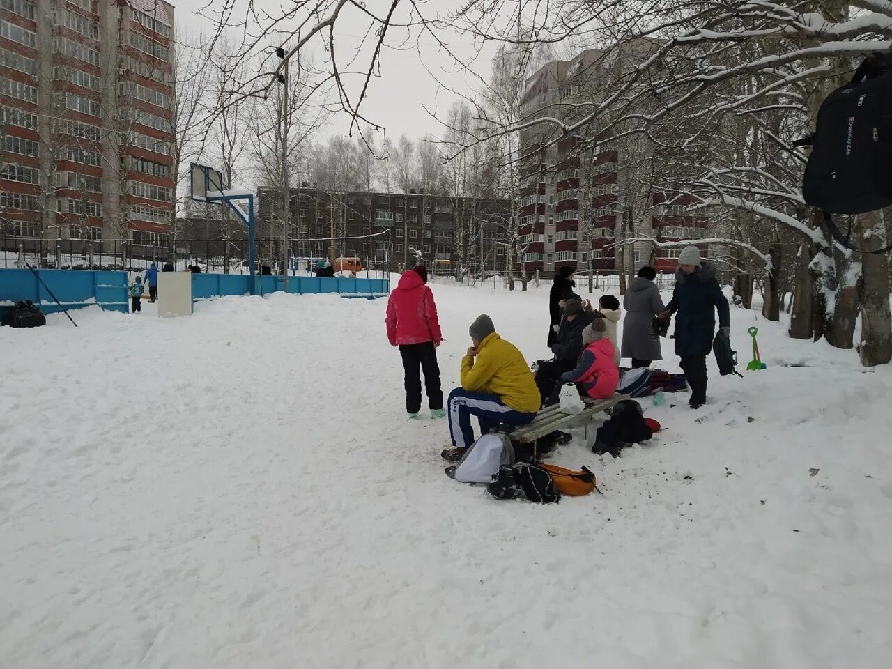 Около пятнадцати. Городской каток Киров. 57 Школа Киров каток. Каток у 60 школы Киров. Горького 37 Киров каток.