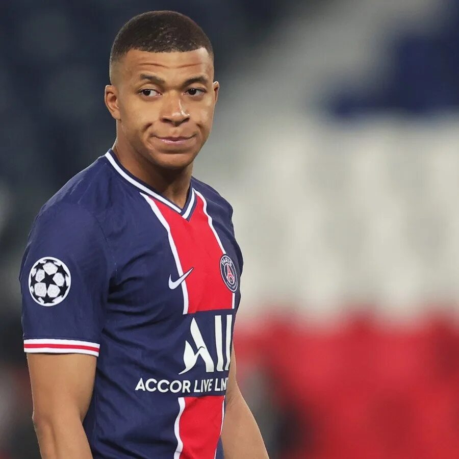 Игрока доле. Kylian Mbappe. Киллиан Мбаппе футболист. ПСЖ Mbappe. Мбаппе анфас.