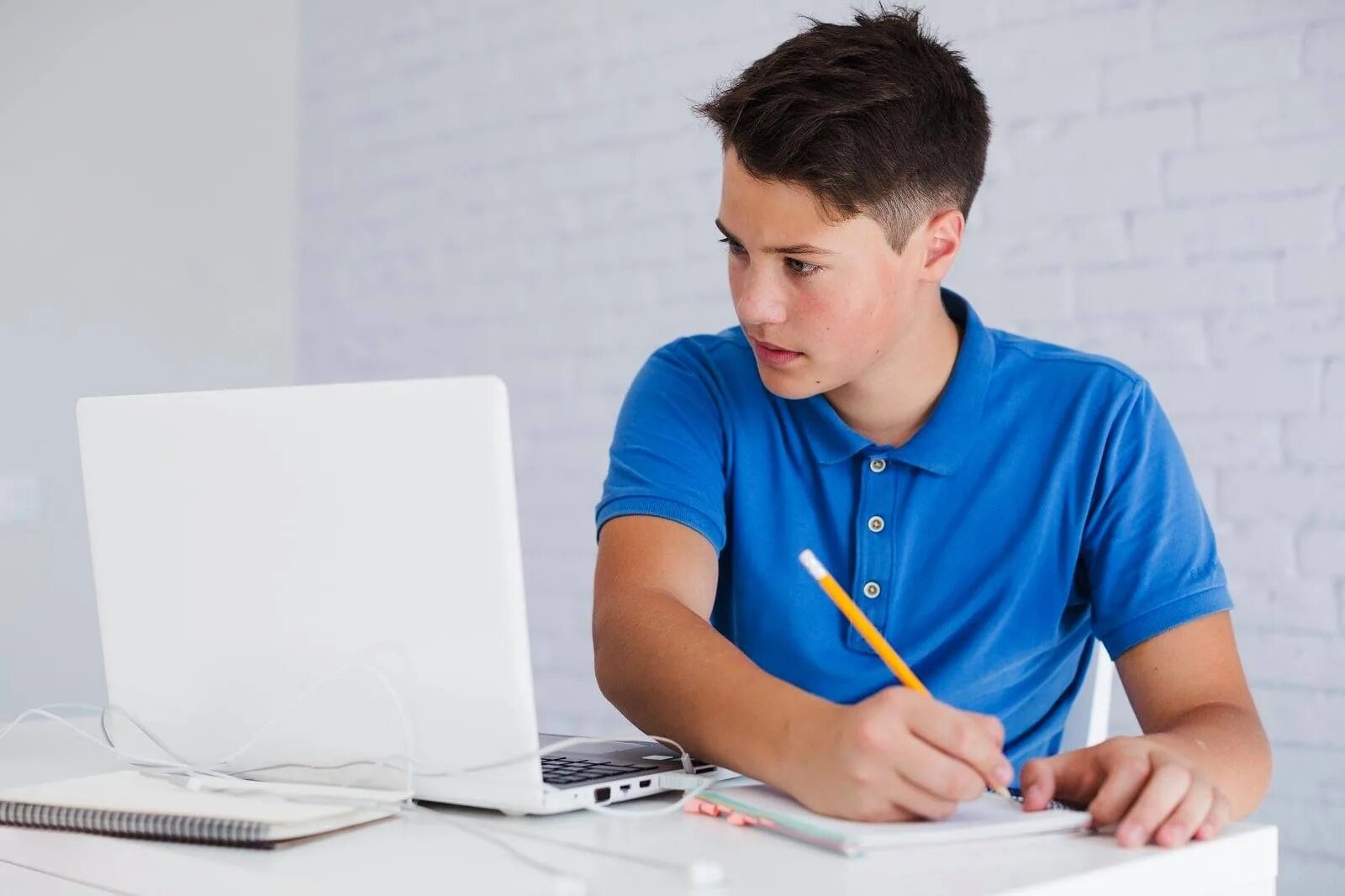 Подросток за компьютером. Подросток с ноутом. Студент за ноутбуком. Подросток с ноутбуком.