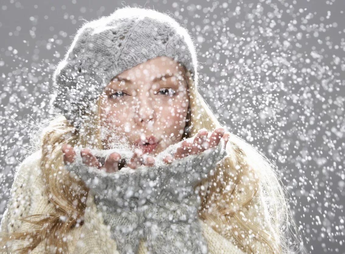 Будет душа морозы. Женщина и снег. Девушка в снегу. Женщина и снегопад. Девушка зимой.