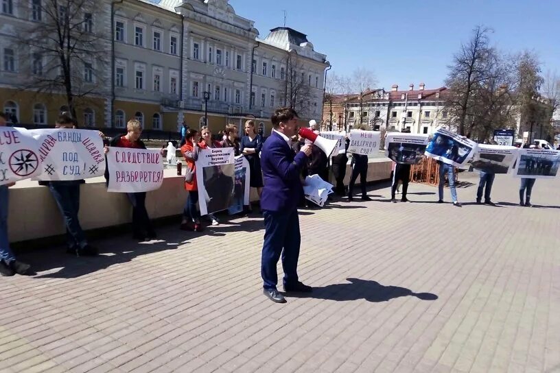 Новости дня иркутск. Митинг в иркутске на сквере. митинг в иркутске сегодня на сквере. здания правоохранительных органов иркутск. иркутск 21 апреля митинг.