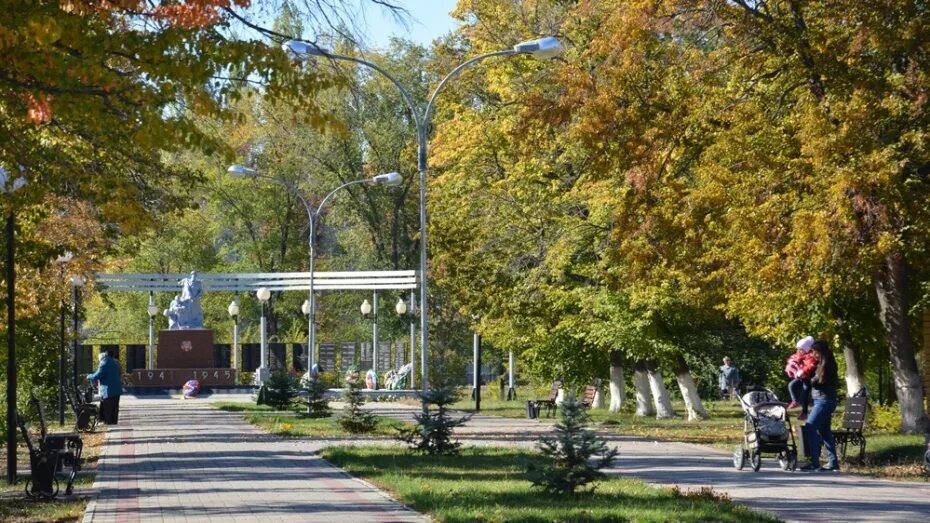 В парке 2 3. Поворино воронежская область парк победы. парк победы город поворино. памятник в парке победы поворино. поворино парк железнодорожников.
