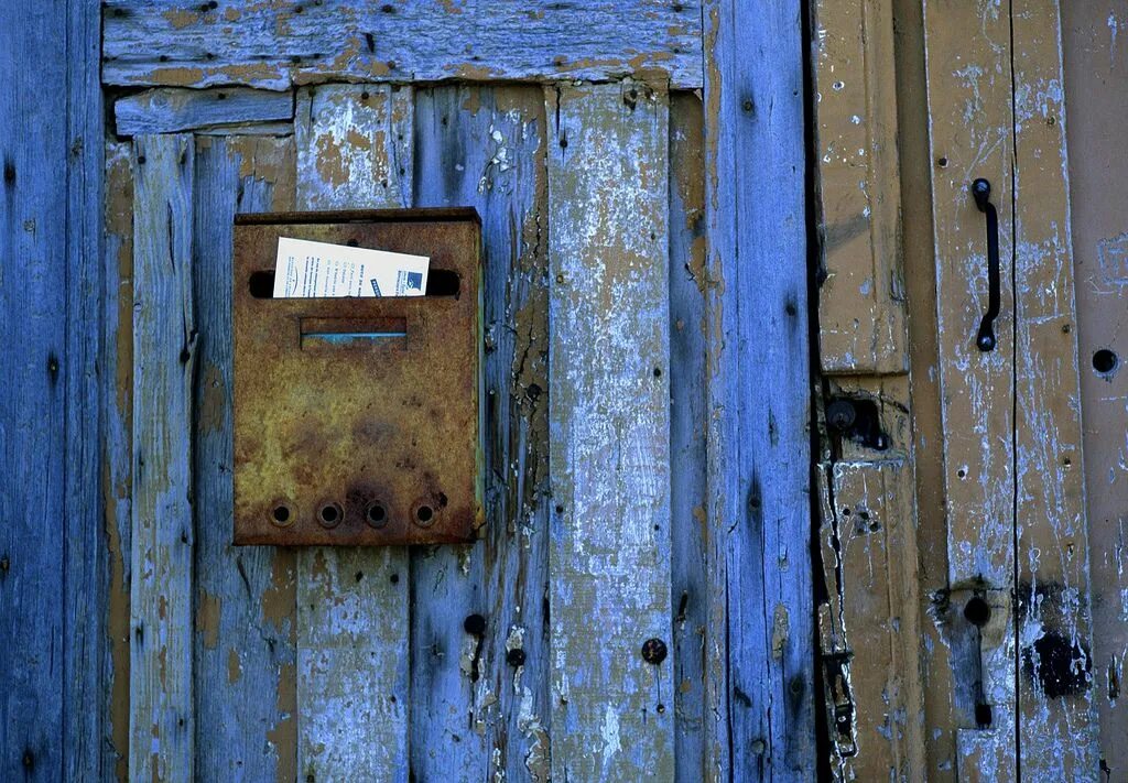 Фото почтовый. Старый почтовый ящик. Советский почтовый ящик. Почтовый ящик в деревне. Старый почтовый ящик у забора.