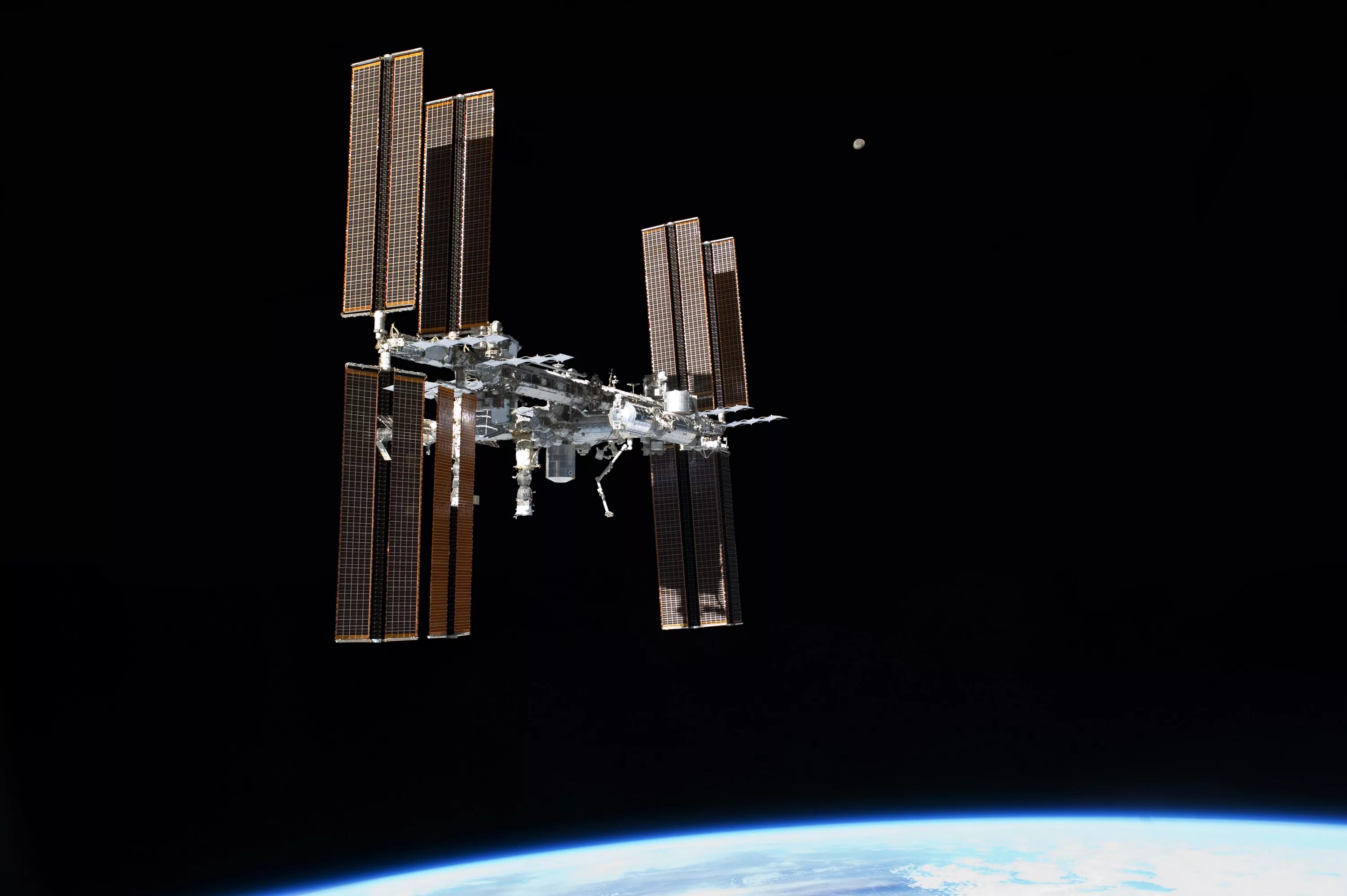Мкс фото. Международная Космическая станция ISS. Модуль наука пристыковался к МКС. МКС вид сбоку. Орбитальная станция НАСА.