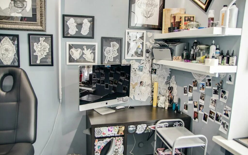 Девушка в тату салоне. Татуировка стрре. Тату салон бесы. Тату салон 13. Tattoo салон тимати 13.