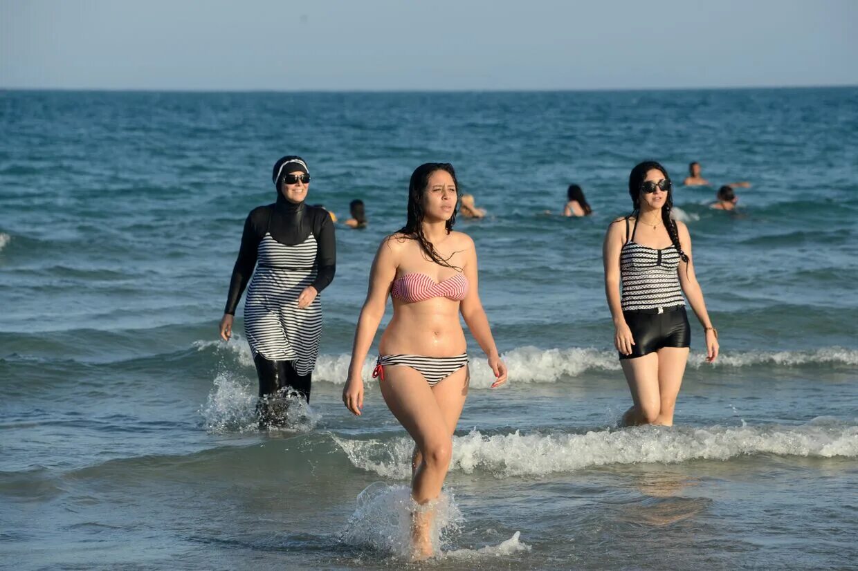 Буркини. Турецкие женщины на пляже. Турецкий купальник для женщины. Отдыхающие на пляже.