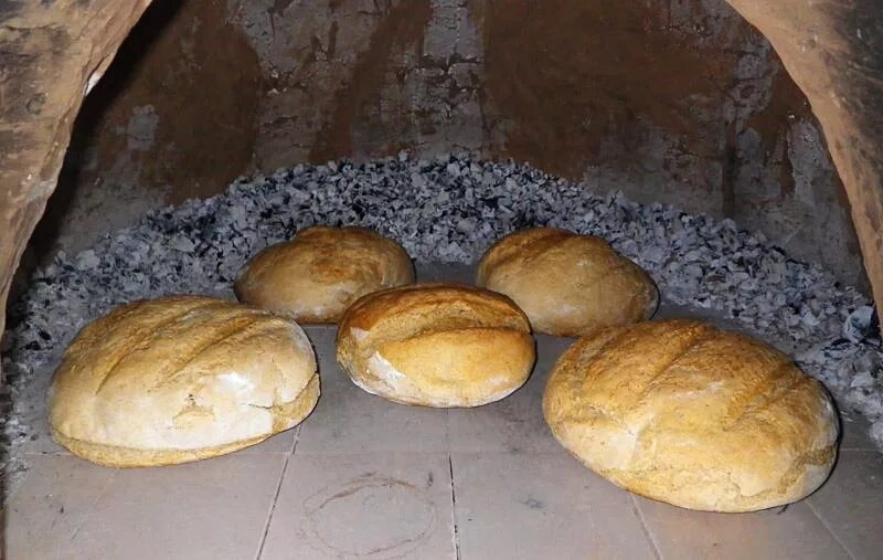 Видео печь хлеб. Хлеб в печи. Глиняная печь для выпечки хлеба. Глинобитная печь. Печи для пирогов глиняные.