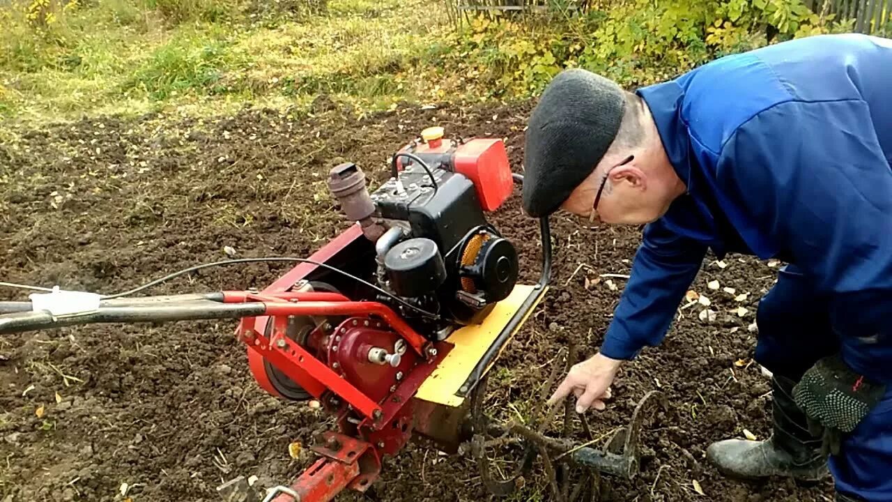 Пашем фрезой видео. Фрезы для культиватора. Фреза для вспашки огорода. Фрезы на мотоблок. Мотоблок пашет.