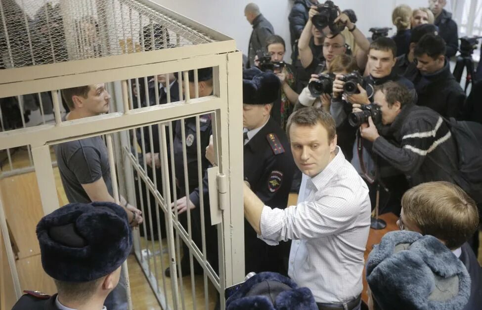 Навальный на суде в колонии. Одежда подсудимых. Навального посадили.