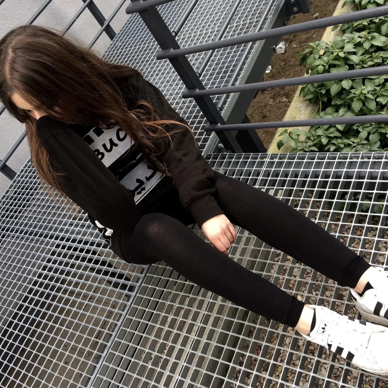 полуобнаженная девушка без лица. девушка селфи ночью. прикрытая грудь. шатенка без лица. девушка фотографирует себя.