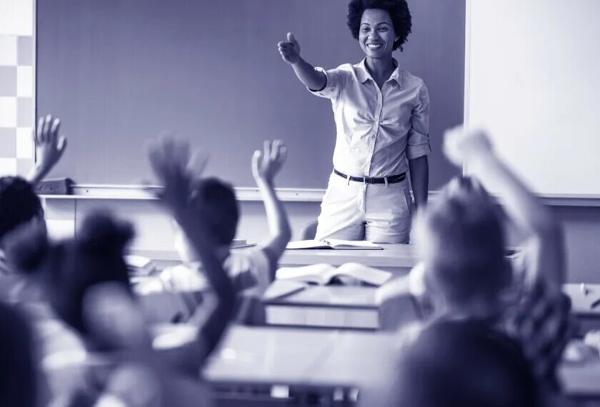 Teacher floating in class scary. Американские педагоги. Американские школьники и учителя. Учитель в американской школе. Дети тянут руки на уроке.