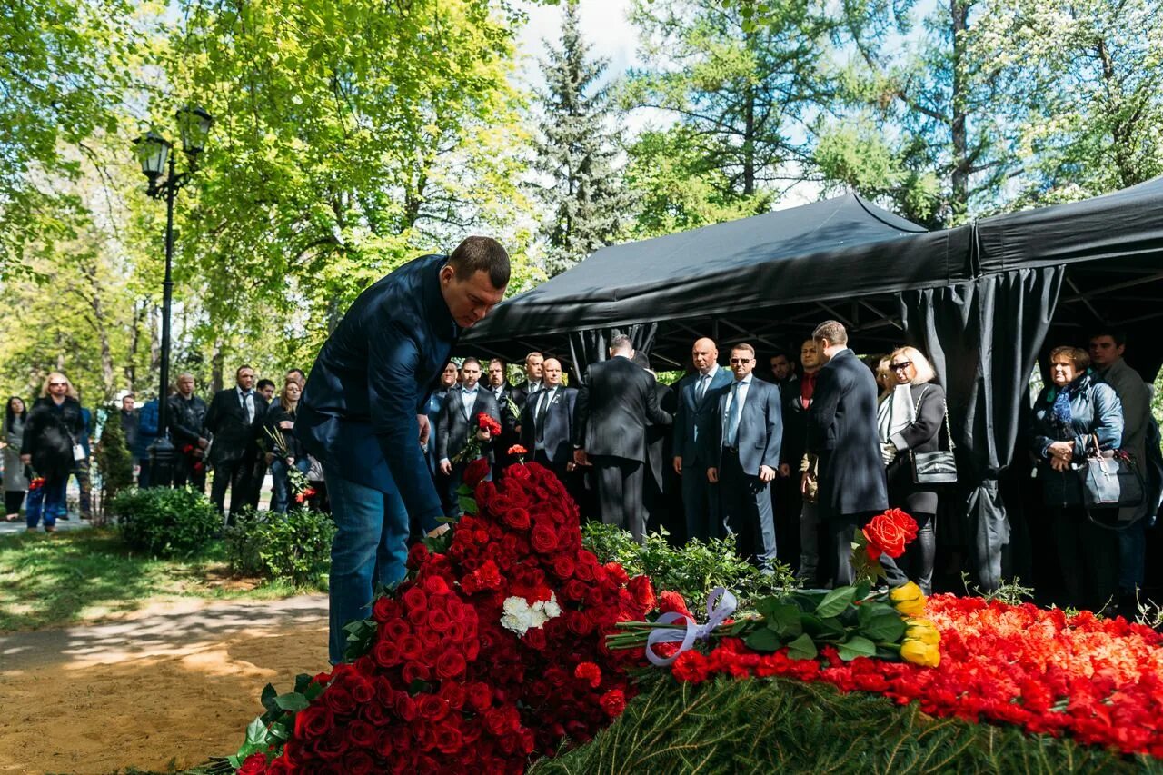 Жириновский умер дата. Поминки на кладбище.
