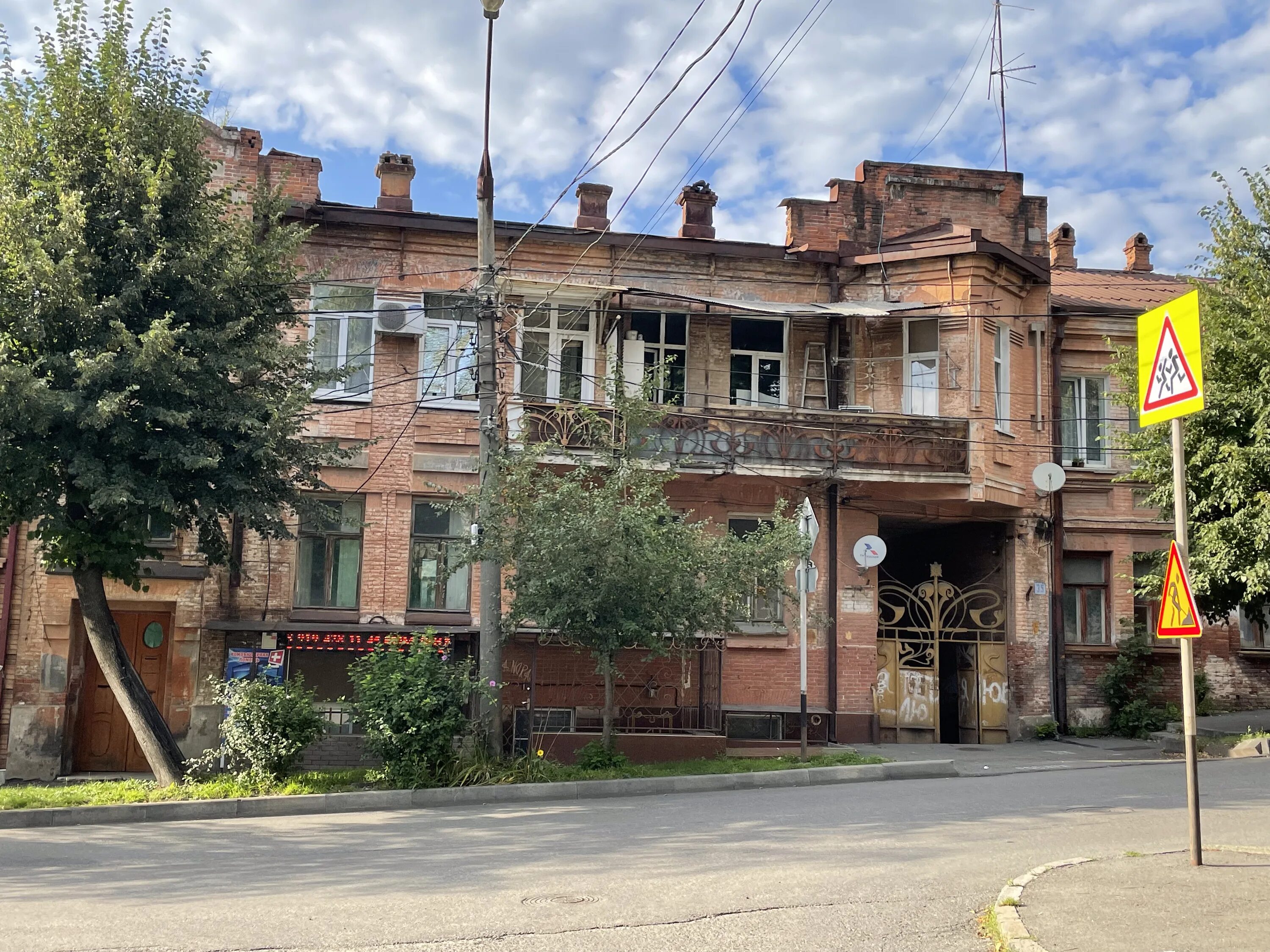 Улица максима горького (владикавказ). Улица горького владикавказ. Автошкола владикавказ горького. Улица горького владикавказ. Горького 28 владикавказ.