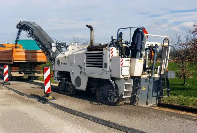 Дорожная фреза wirtgen w 210. Фреза 2000 wirtgen. Wirtgen w2000. Фреза дорожная (фрезерная машина) wirtgen w200. Дорожная фреза для снятия асфальта.