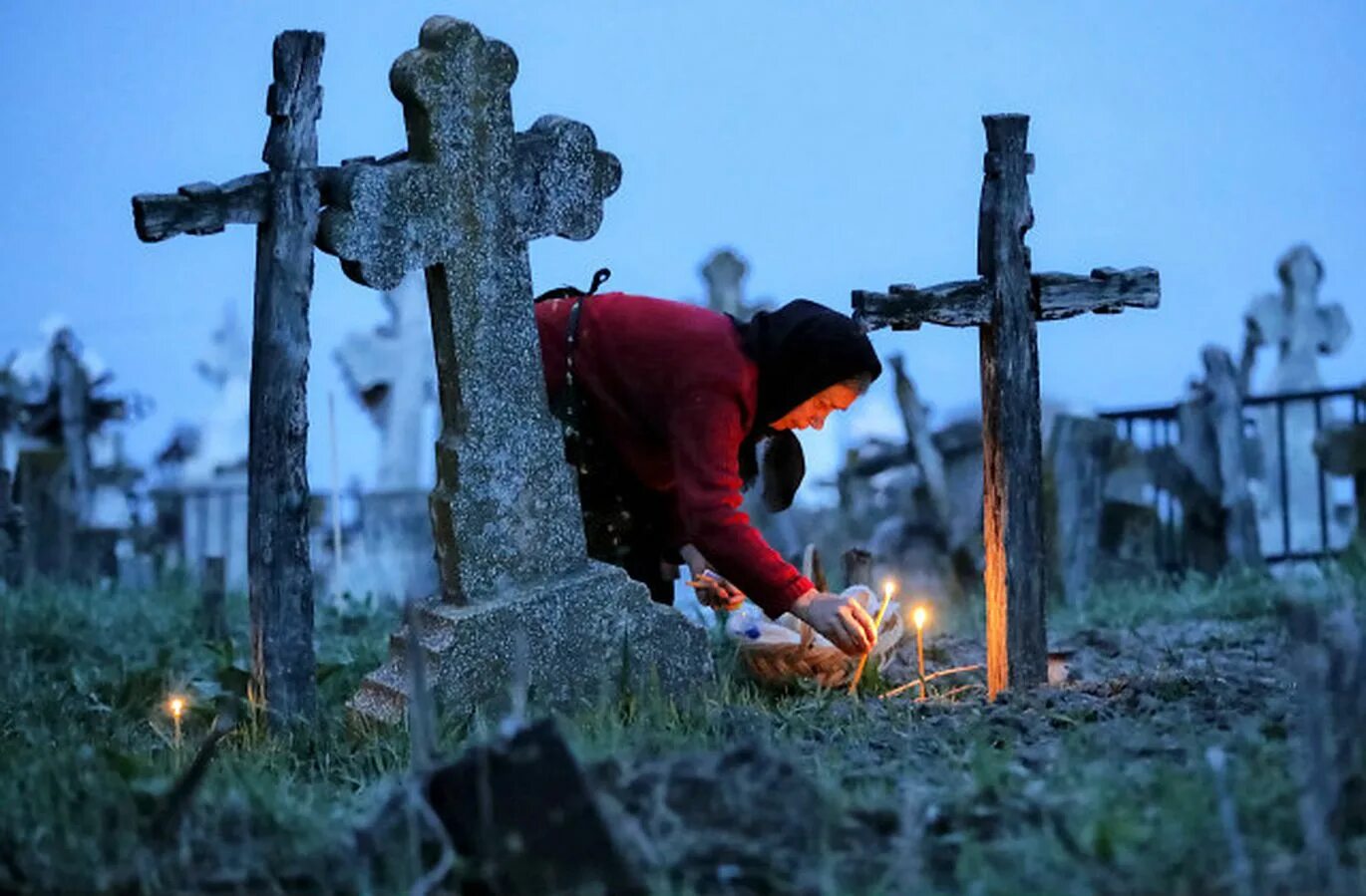 На поминках нельзя. Радоница поминовение усопших. Христианская могила. Пасха на кладбище. Христианское кладбище.