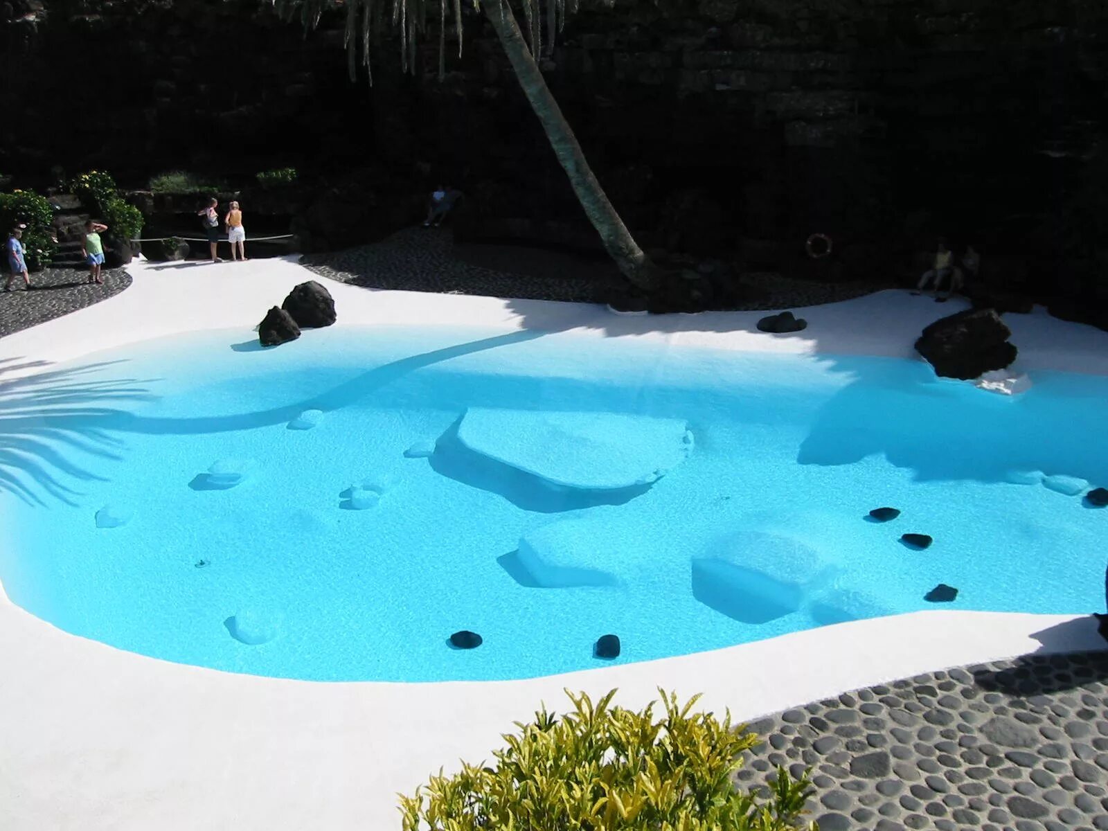 Pool out. Голубая лагуна бассейн. бассейн с голубой глиной небуг. silent pool.
