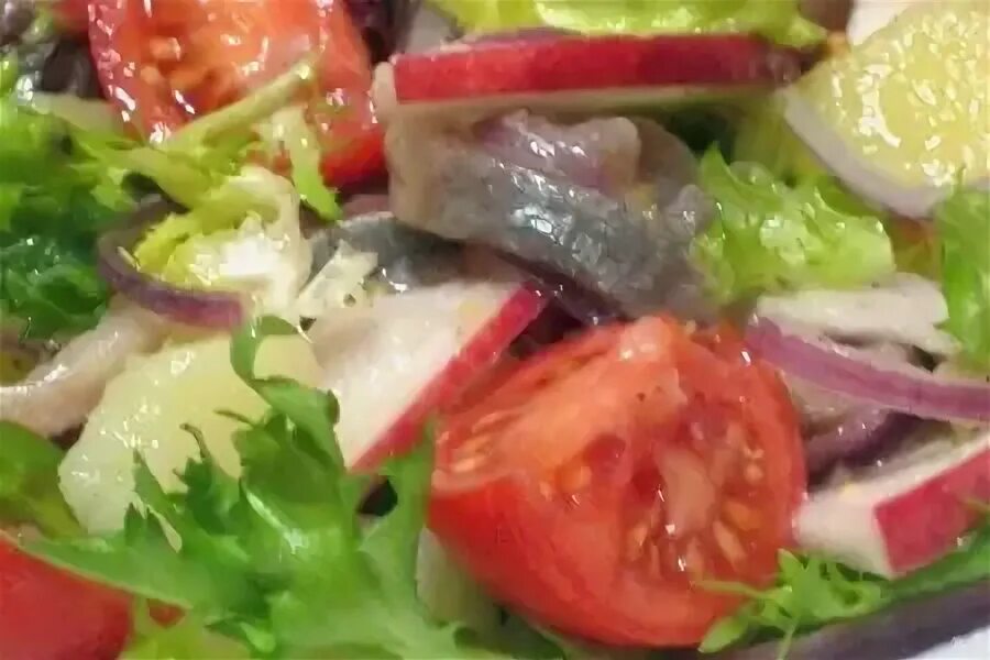Рецепт салата селедка с яблоком. Салат картофельный с сельдью. Блюда с селедкой. Салат рассолс. Рецепт салата селедка с яблоком.