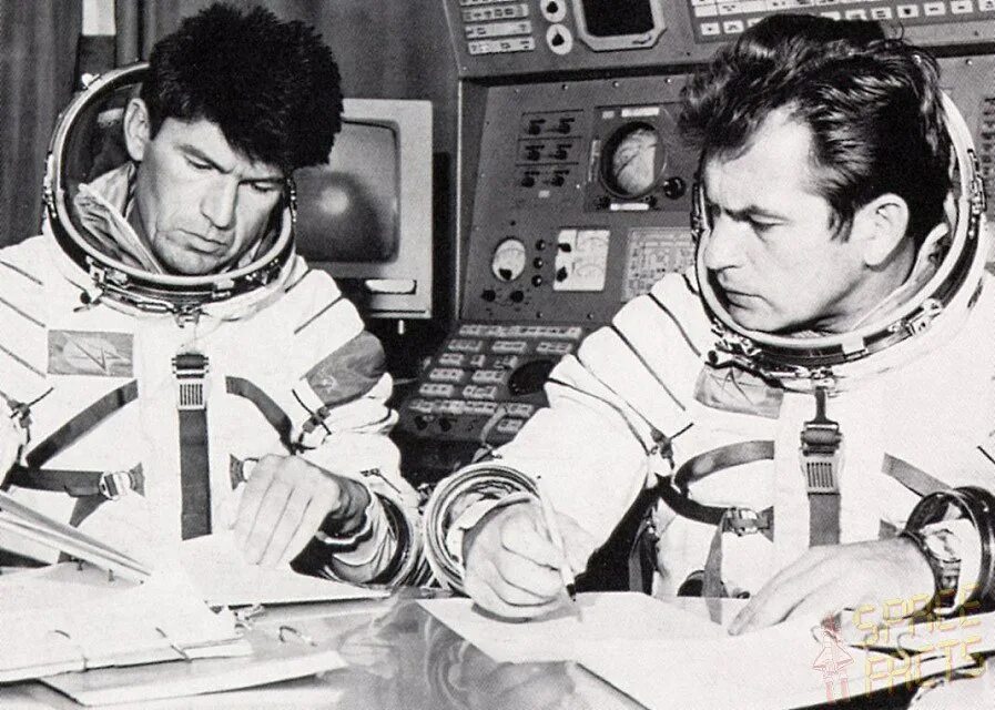 Первый запуск человека в космос ссср. Рюмин и Коваленок. Космонавты Коваленок и Рюмин.