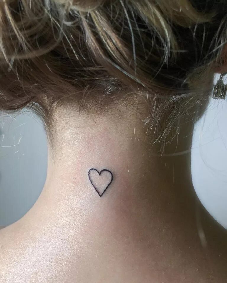 Маленькие тату на шее для девушек. Тату сердце на шее. Тату на шее для девушек. Сердечко на шее. Тату на шее.