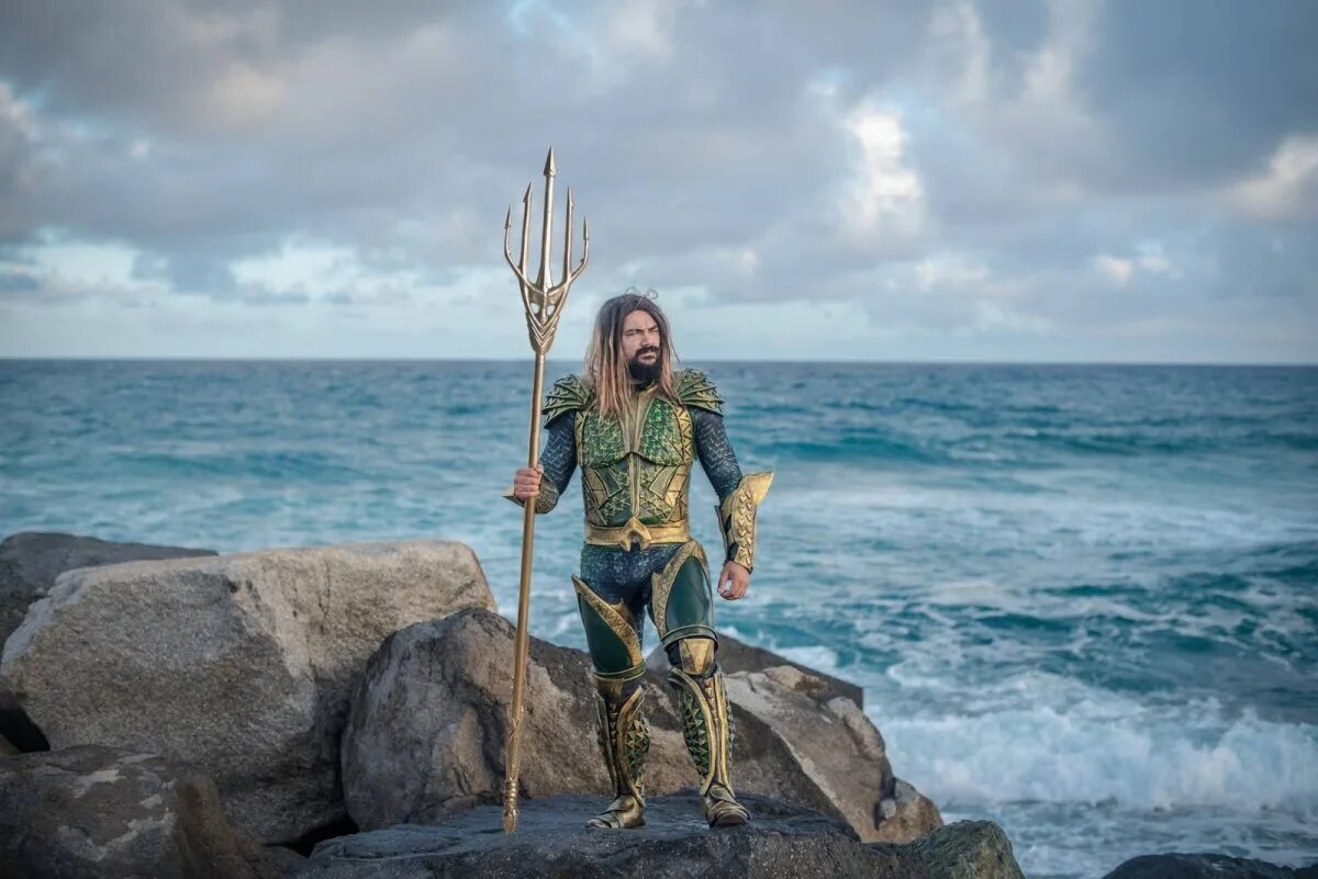 Король морей. Посейдон косплей. Косплей Посейдона Аквамена Тритона. Aquaman Cosplay. Аквамен трезубец.