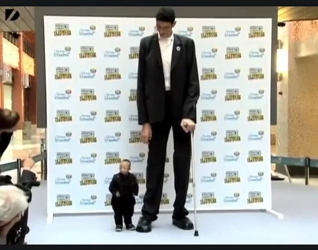 Tall man short man. Самый высокий человек. Самый высокий человек и самый маленький. Самый маленький и самый большой человек в мире. Самый маленький человек в мире.