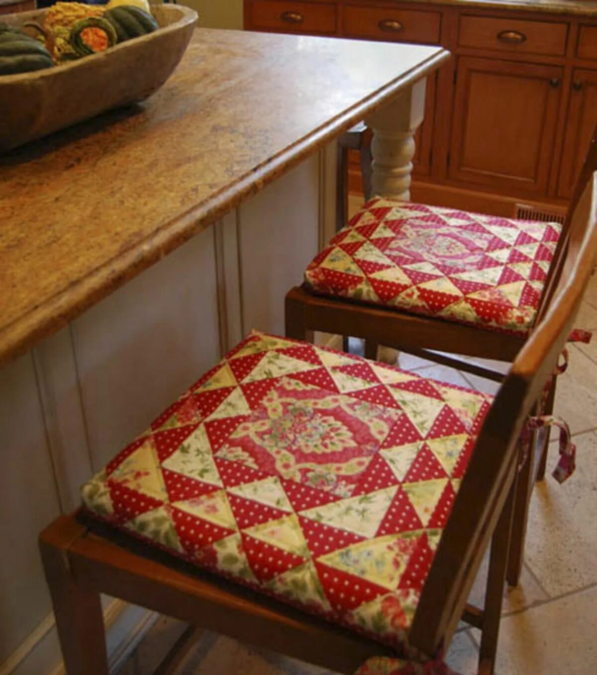 Ткань на сидушку. Сидушка на стул. Лоскутная сидушка на табурет. Пэчворк сидушки на стулья. Подушки на стулья для кухни.