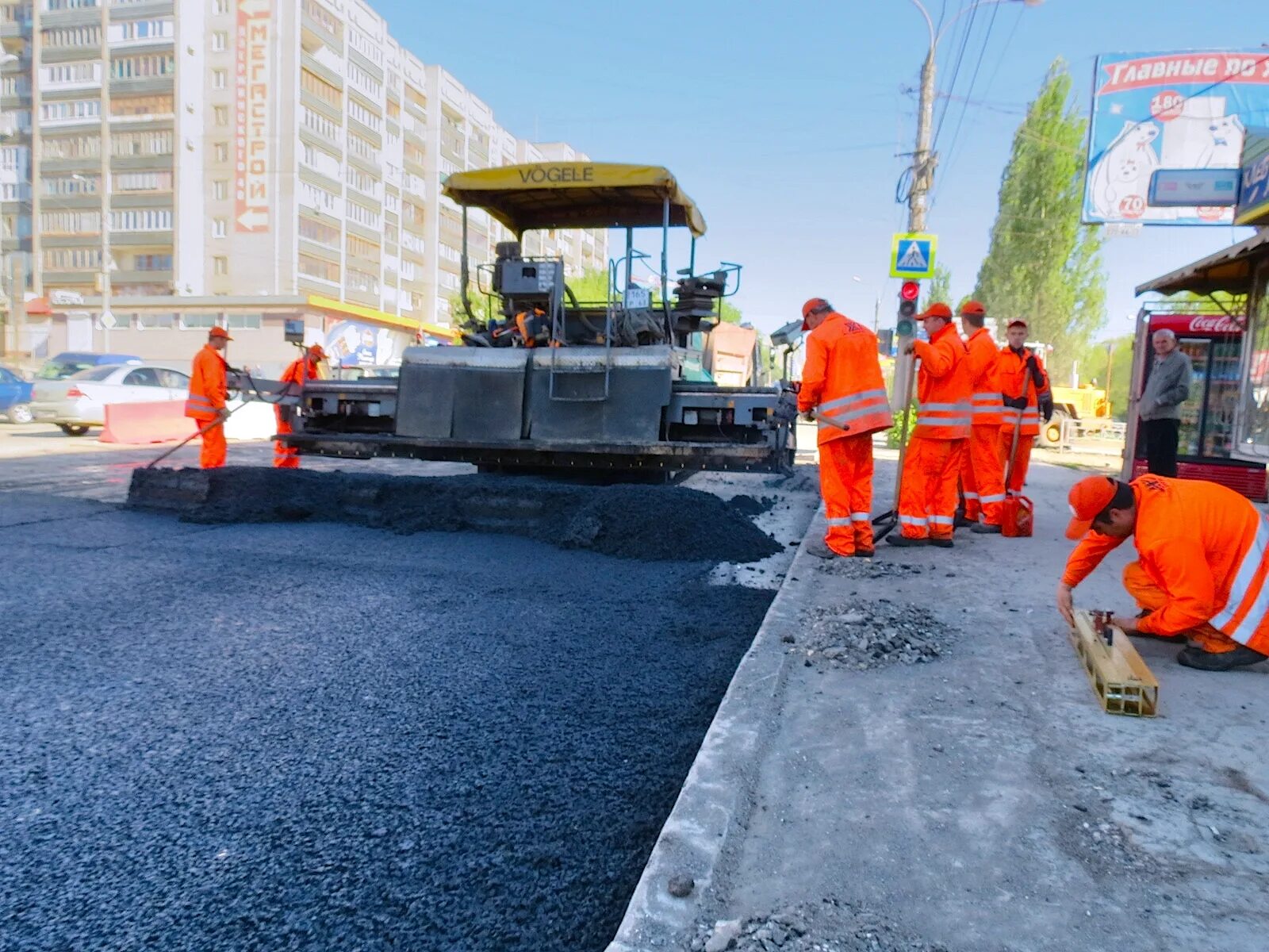 Ремонт дороги. Дорожные работы. Дорожный рабочий. Строительство дорог.