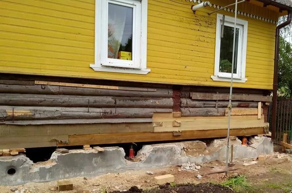 Вывесить дом. Подъем деревянного дома. поднятие деревянного дома. домкрат для поднятия деревянного дома. поднять фундамент деревянного дома.