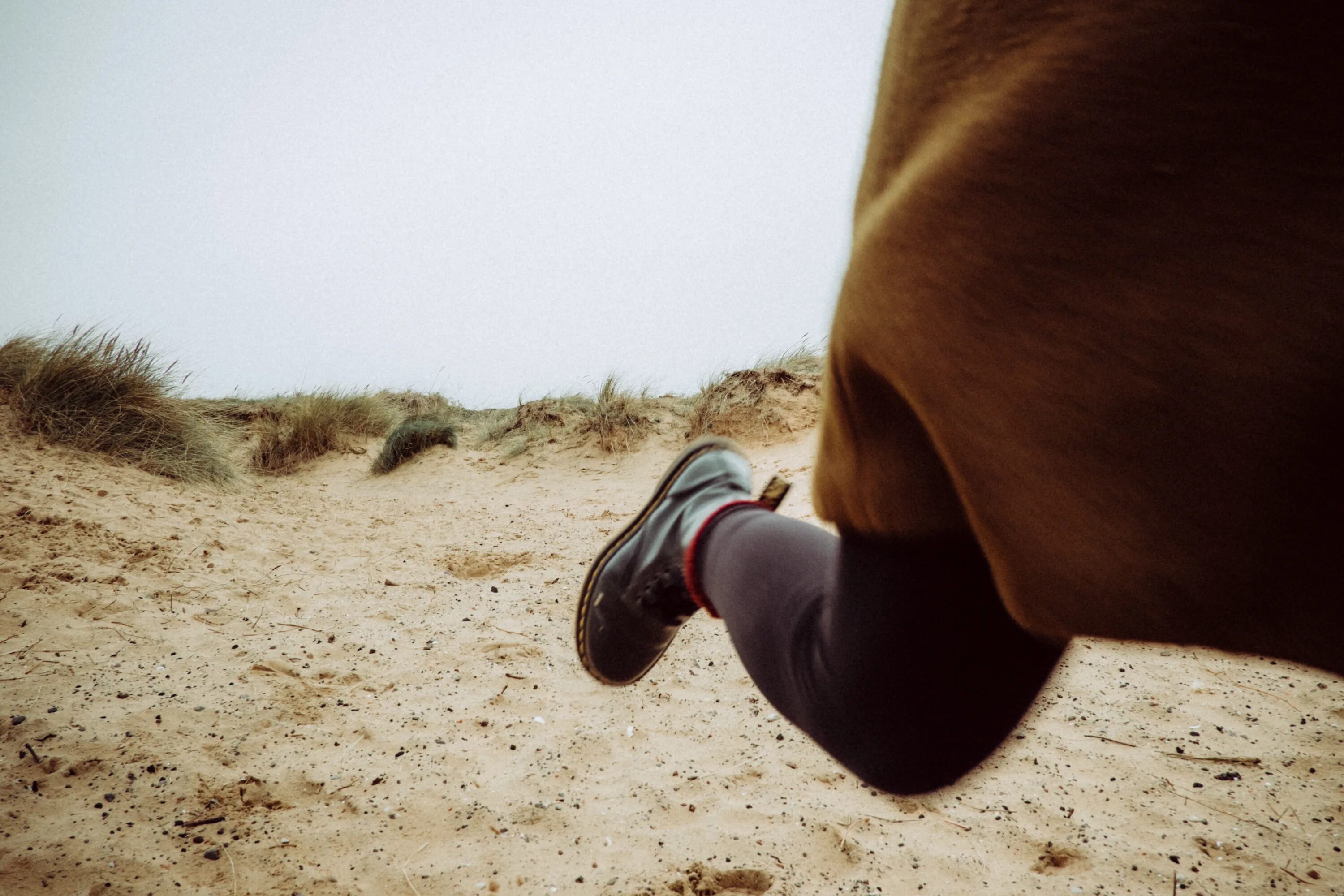 Попытался сбежать. С мокасинами в руках по песку. Flee fled fled. Flee перевод. Dune Running from.