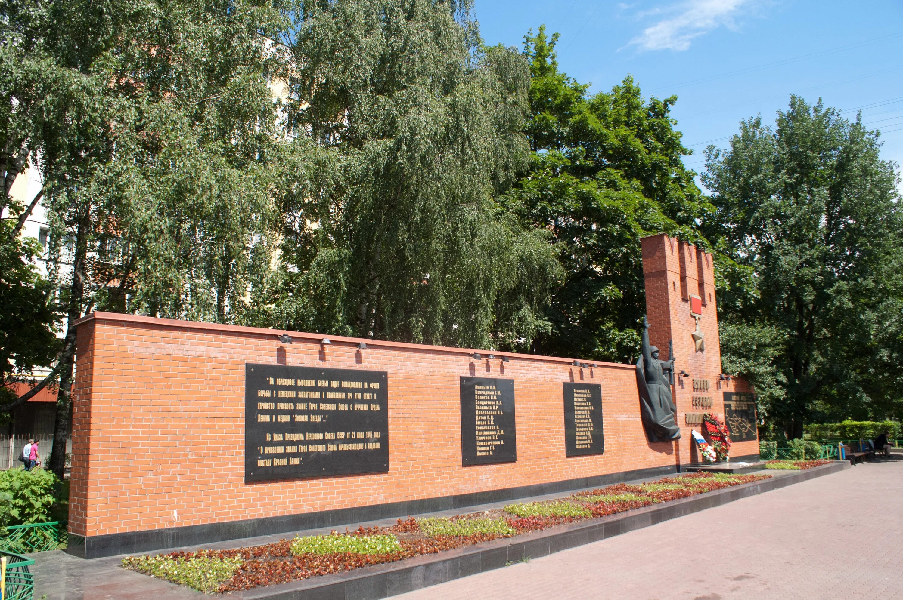 Герои тушино. Памятник на улице героев панфиловцев. героям панфиловцам памятник планерная. памятник героям панфиловцам северное тушино. слава героям панфиловцам памятник.