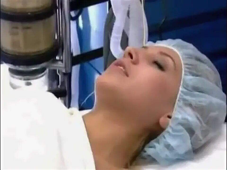 Девушка на операционном столе под наркозом.