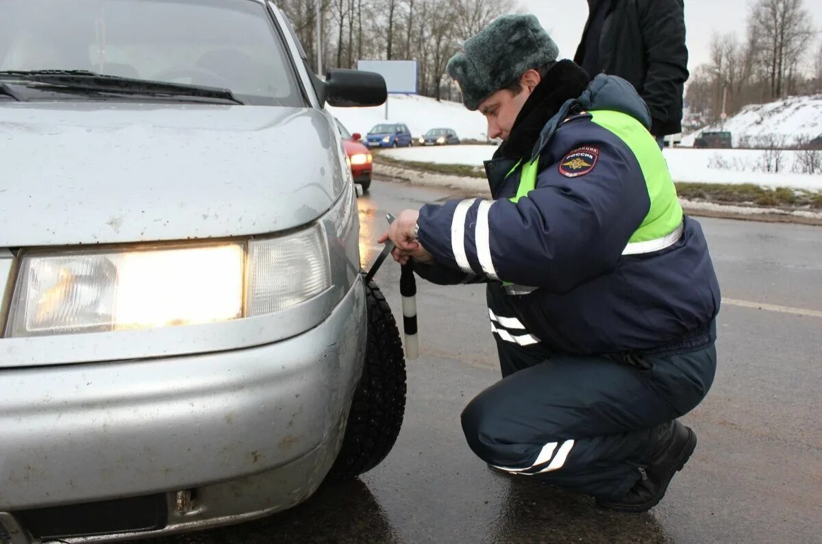 Можно ли ездить с неисправной. Штраф за летнюю резину зимой. ДПС на дороге. Штраф за шины не по сезону. Инспектор ДПС.