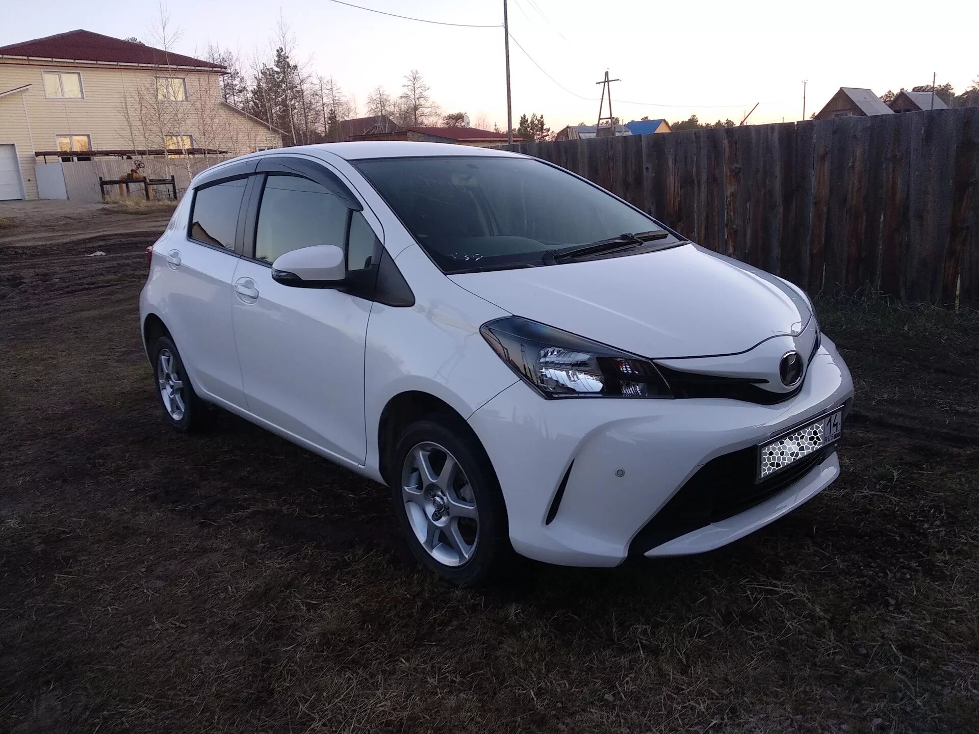 Toyota Vitz 130. Toyota Vitz 2014. Тойота Витц 130 кузов. Тойота Витц 2012 белый литье. Витц 2014 года