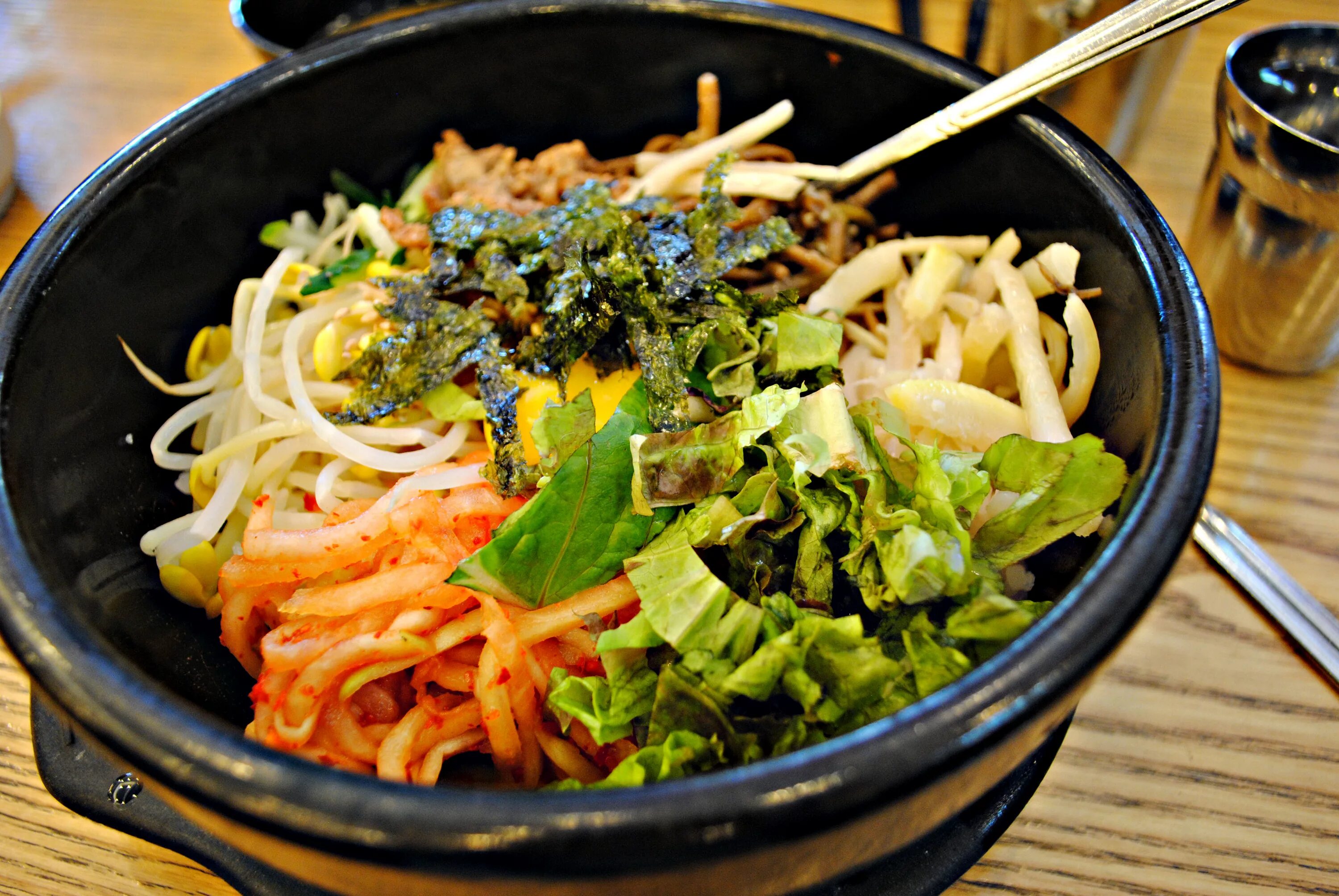 Особое блюдо тиори. Корейская кухня Бибимбап. Пибимпап корейское блюдо. Набэ яки удон. Бибимбап +Миринэ.
