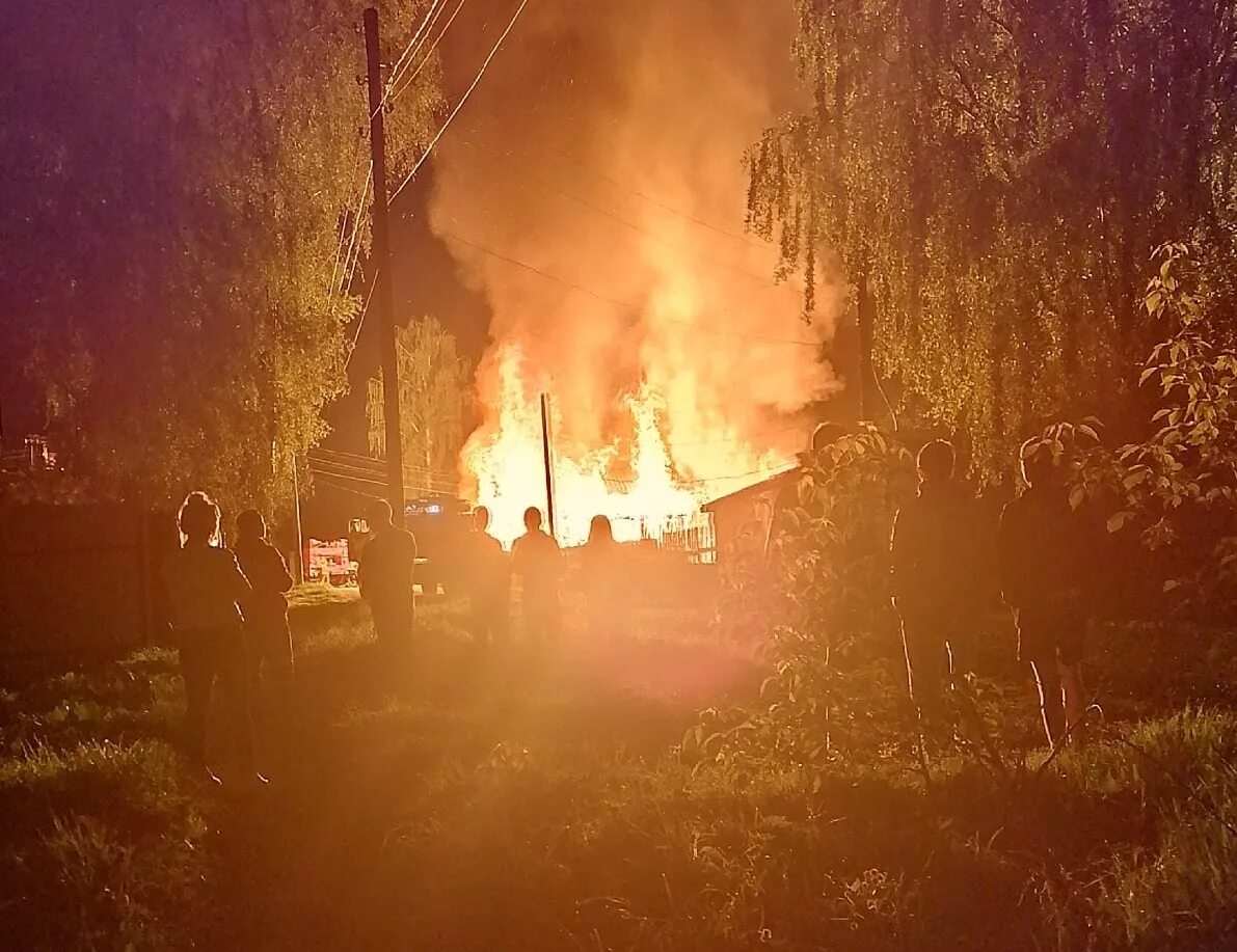 В атмосфере снова сгораю. Пожары в Кудымкаре. Пожар в Кудымкаре сегодня ночью. Лесные пожары в Кудымкаре. Кудымкарские новости пожар.