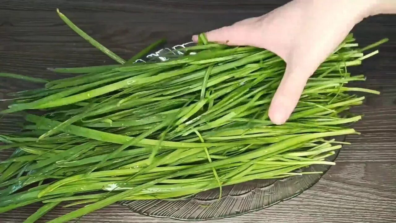 Фото жусай белом фоне. Лук шнитт (лук скорода). Джусай с мясом. Соленого джусая. Трава джусай.